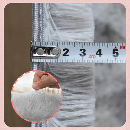 Plišani tepih u nijansama sive